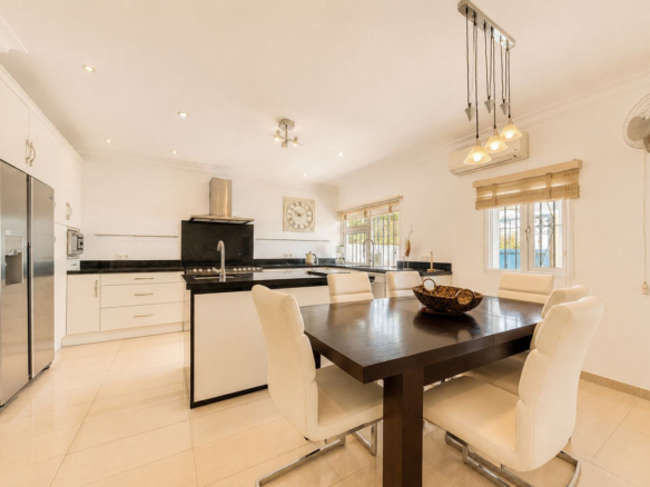 Villa for sale in Manilva