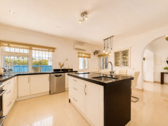Villa for sale in Manilva