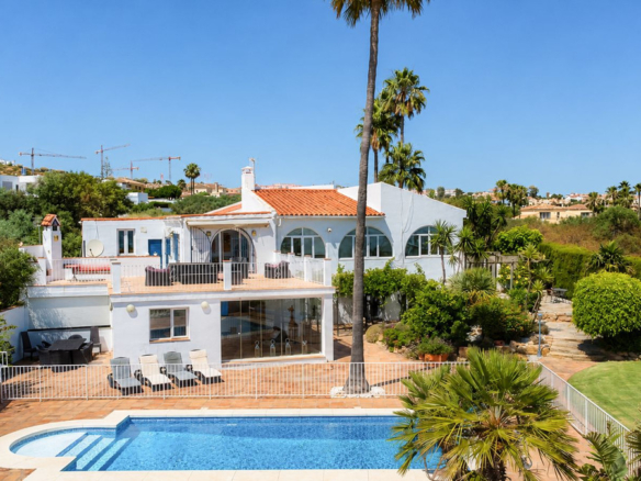 Villa for sale in Manilva