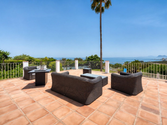 Villa for sale in Manilva