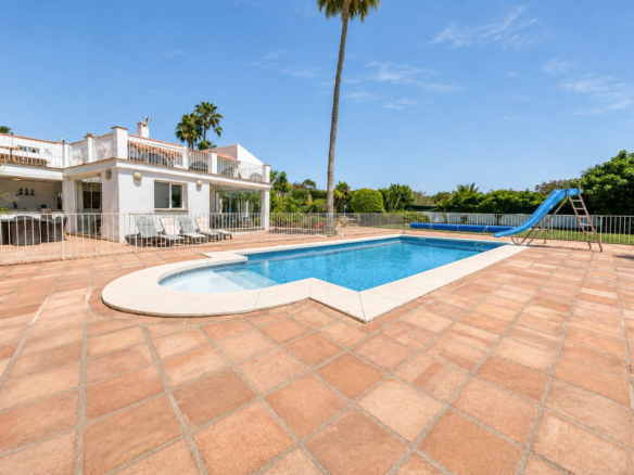 Villa for sale in Manilva