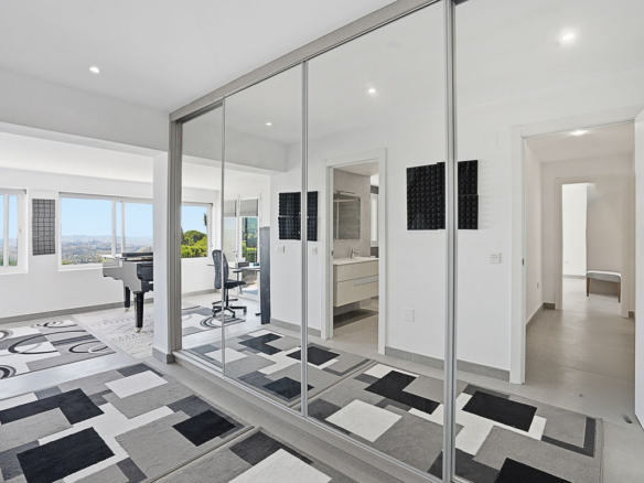 Villa for sale in Mijas