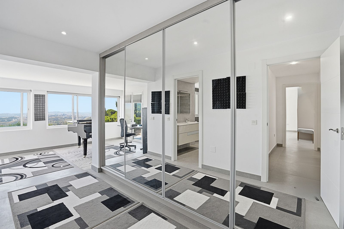 Villa for sale in Mijas