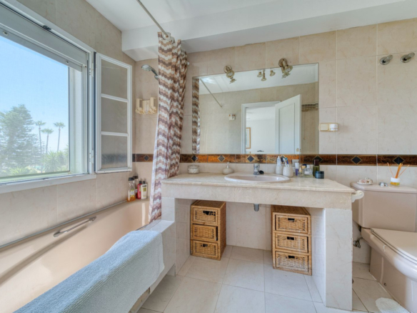 Townhouse for sale in Estepona