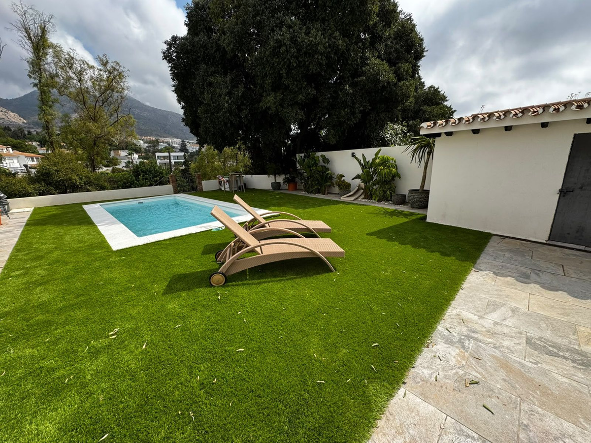 Villa for sale in Benalmadena