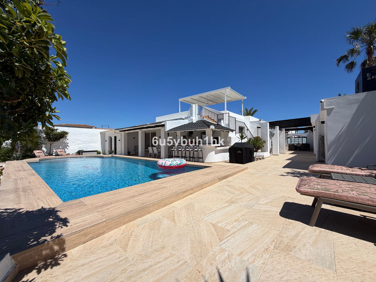 Villa for sale in Benalmadena
