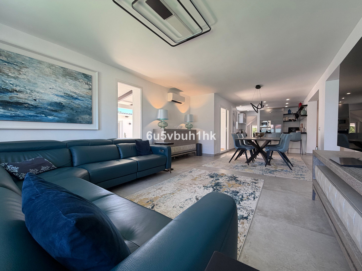 Villa for sale in Benalmadena