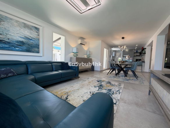 Villa for sale in Benalmadena