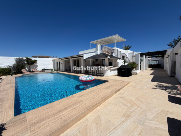 Villa for sale in Benalmadena