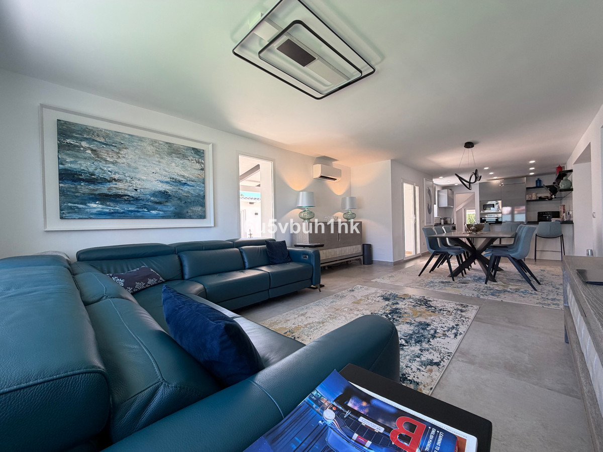 Villa for sale in Benalmadena
