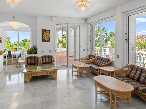 Villa for sale in Benalmadena