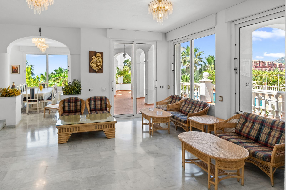 Villa for sale in Benalmadena