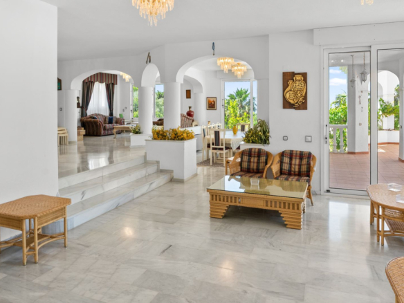 Villa for sale in Benalmadena