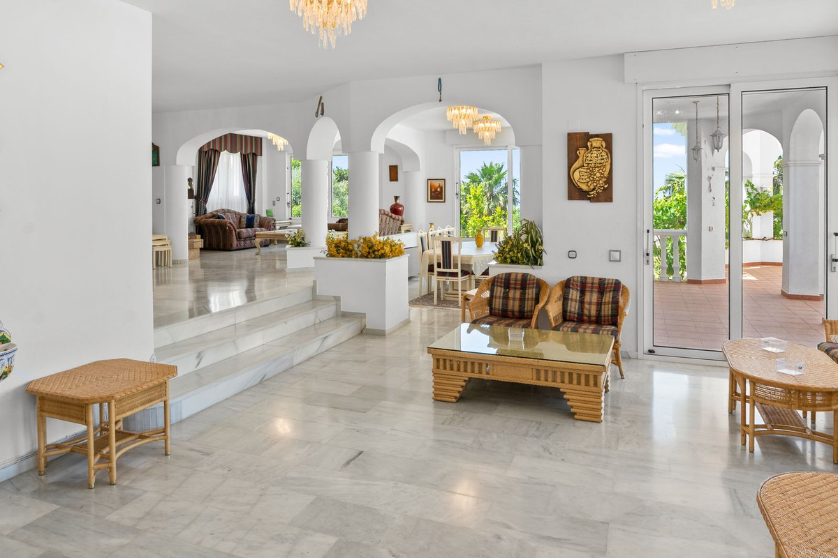 Villa for sale in Benalmadena