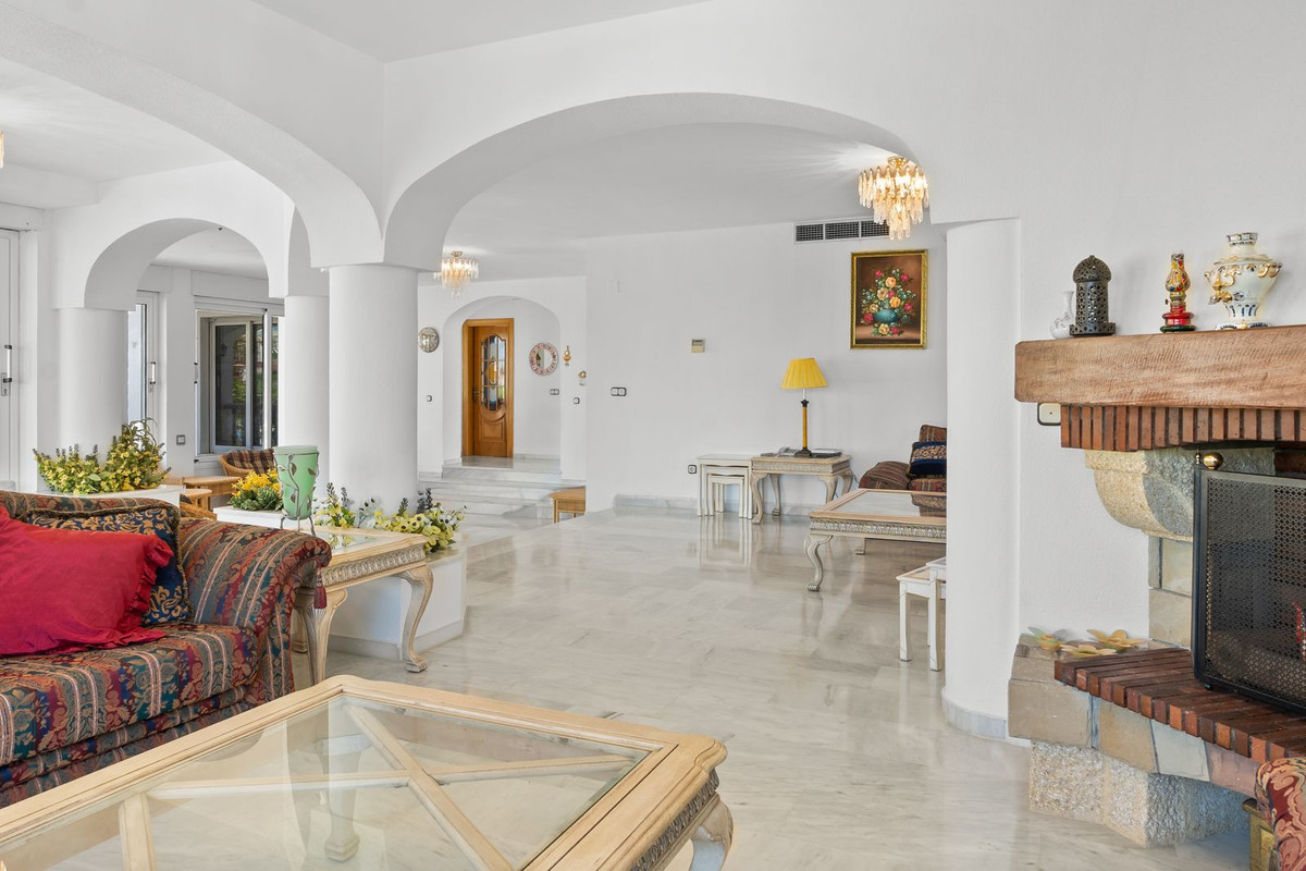 Villa for sale in Benalmadena