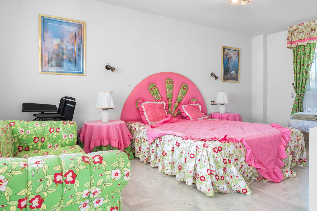 Villa for sale in Benalmadena