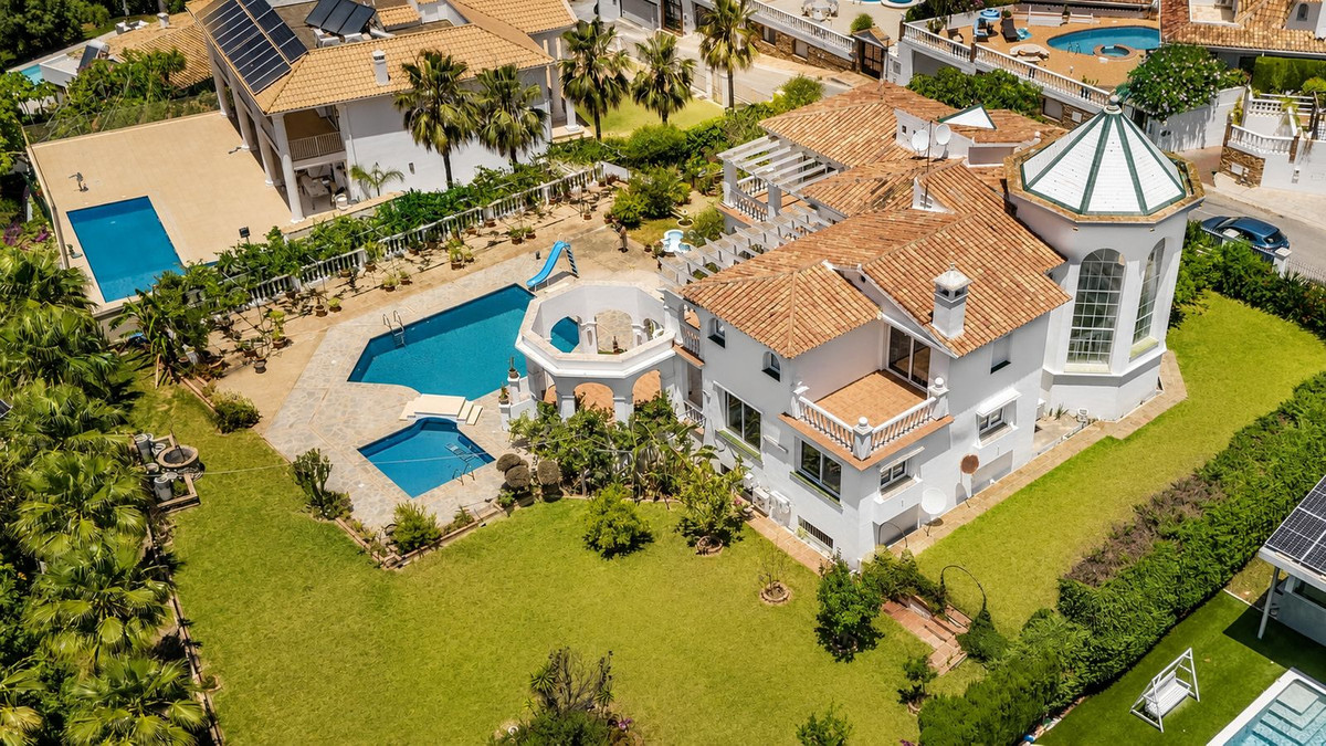 Villa for sale in Benalmadena