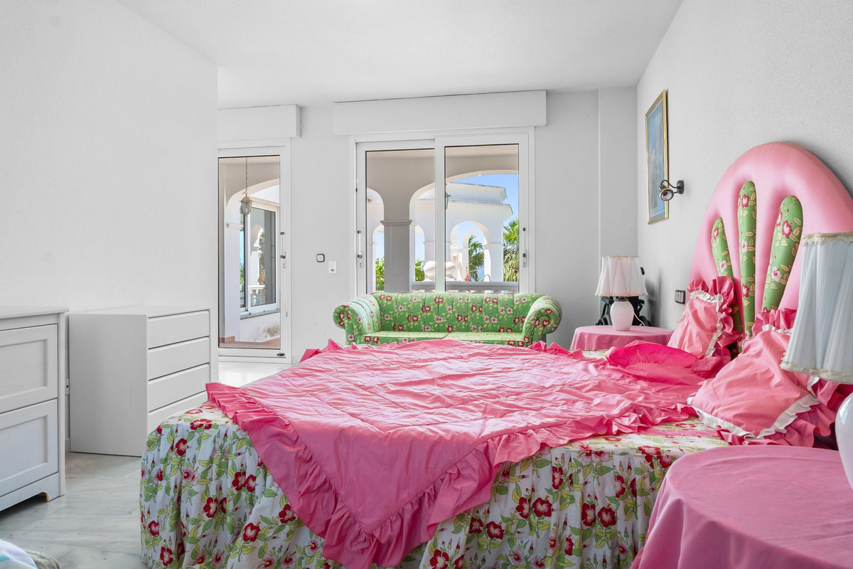 Villa for sale in Benalmadena