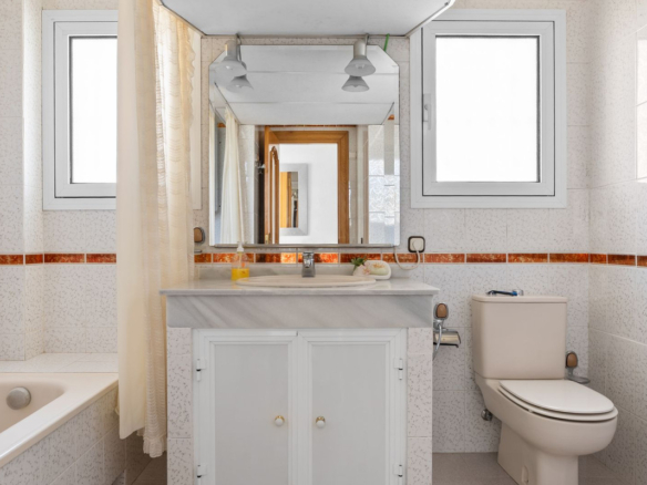 Villa for sale in Benalmadena