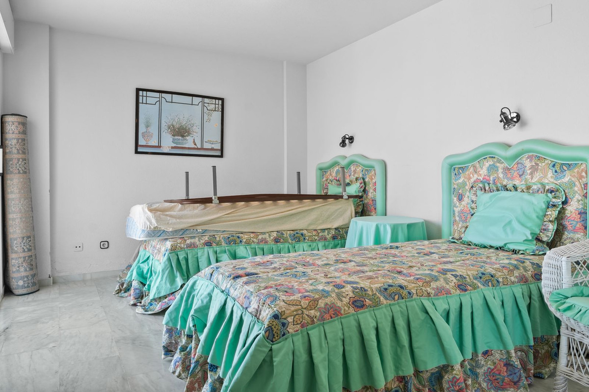 Villa for sale in Benalmadena