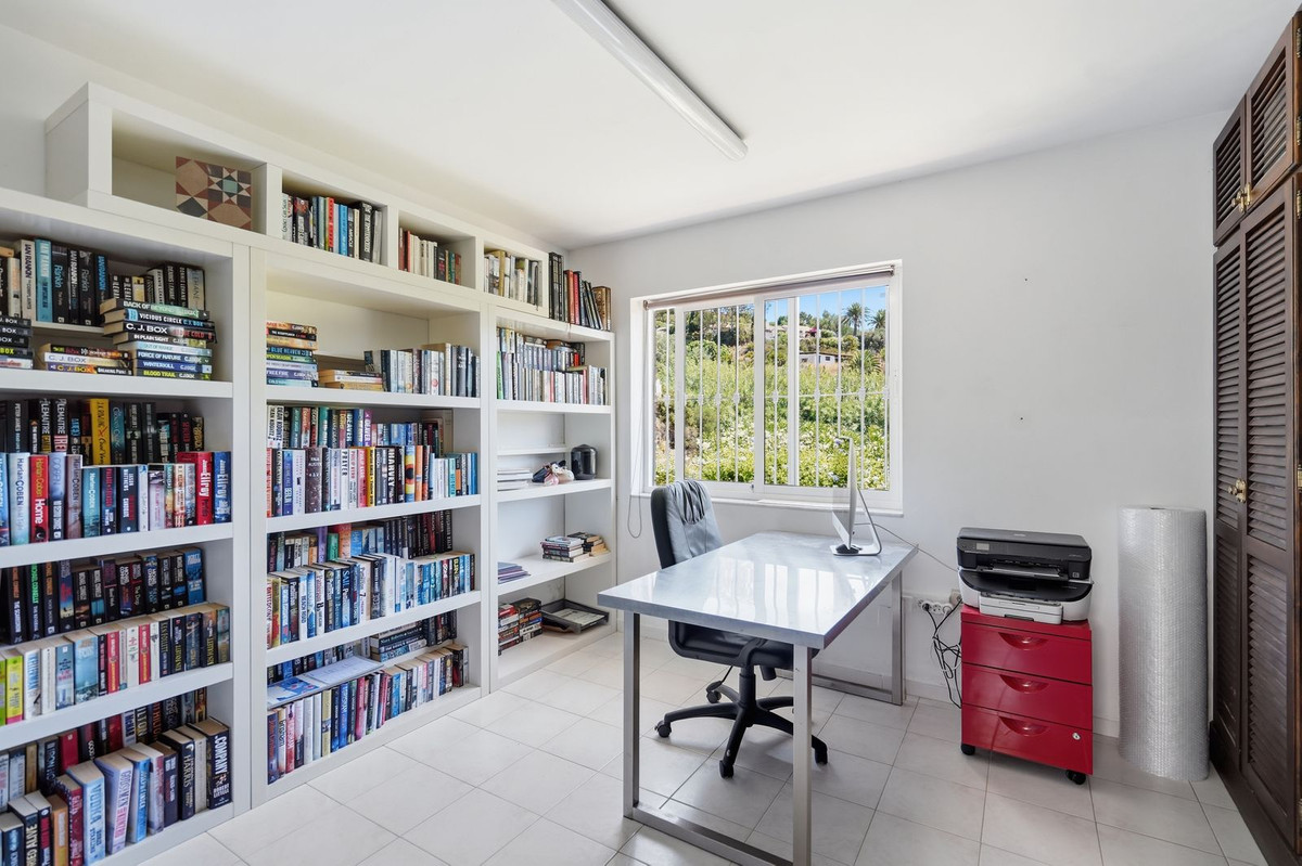 Villa for sale in Benalmadena