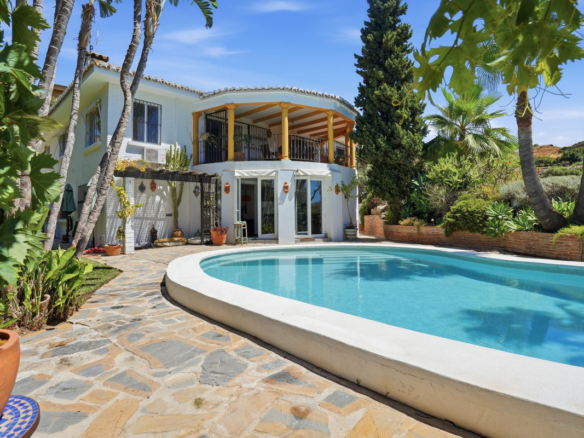 Villa for sale in Benalmadena