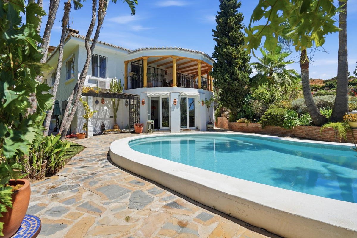 Villa for sale in Benalmadena