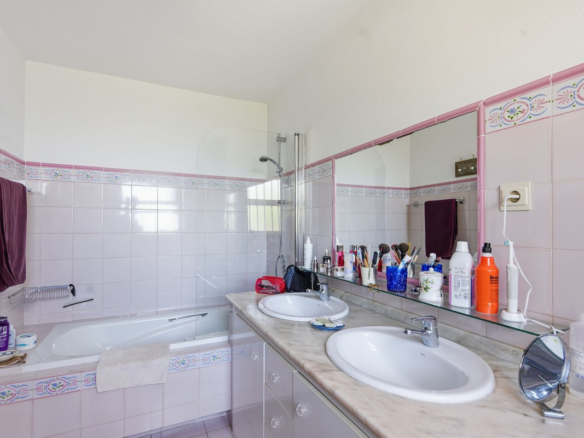 Villa for sale in Benalmadena