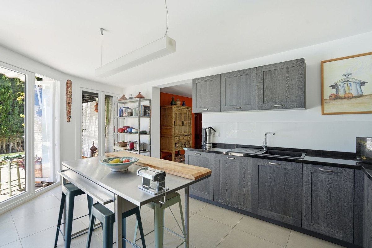 Villa for sale in Benalmadena