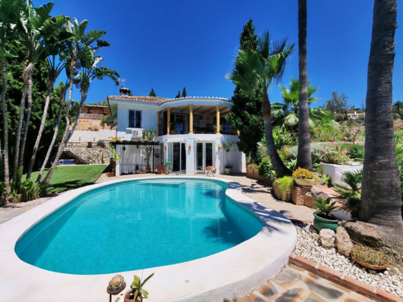 Villa for sale in Benalmadena