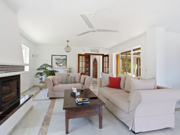 Villa for sale in Benalmadena