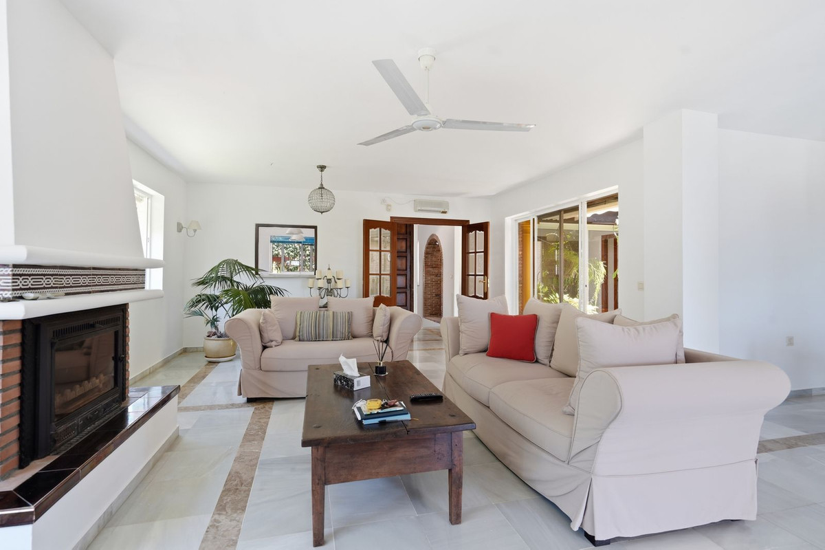 Villa for sale in Benalmadena