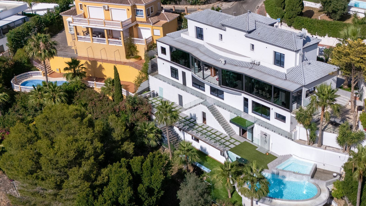 Villa for sale in Benalmadena