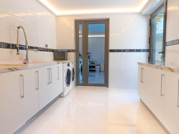Villa for sale in Benalmadena