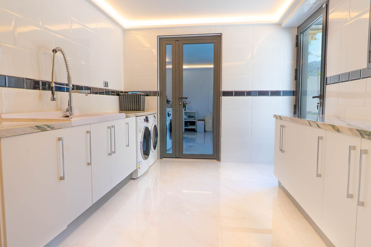 Villa for sale in Benalmadena