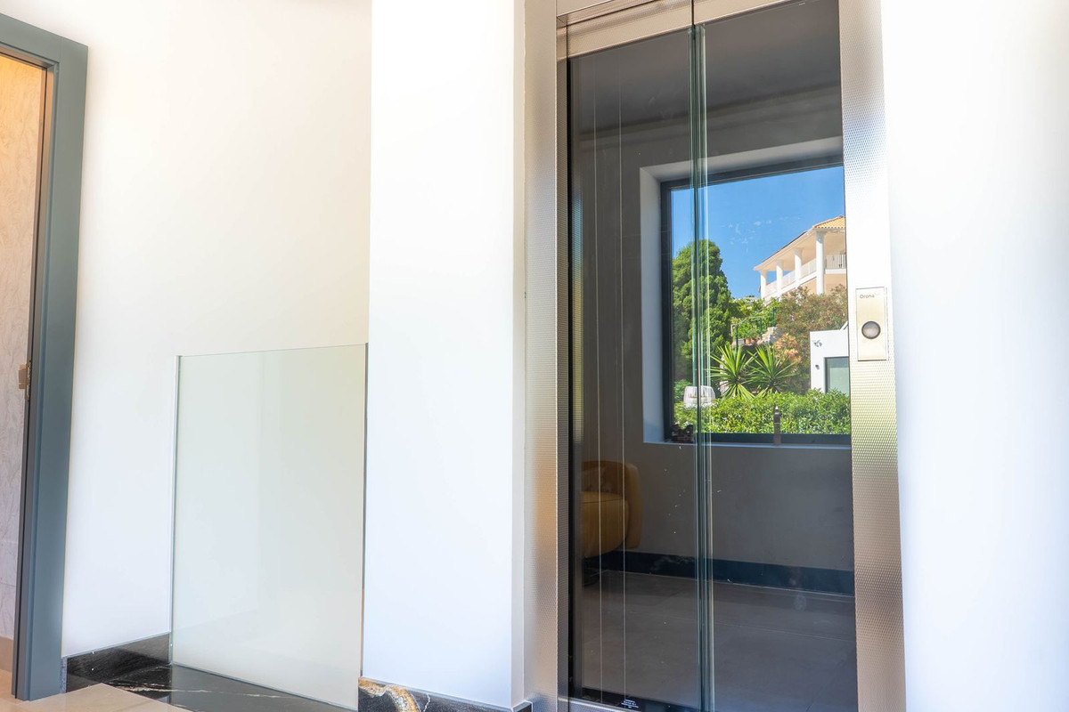 Villa for sale in Benalmadena