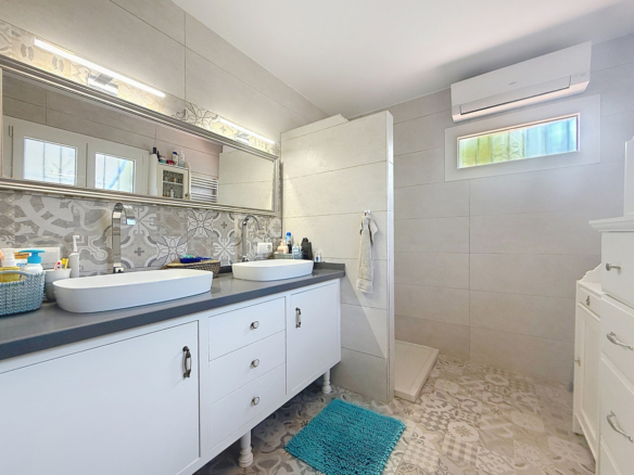 Villa for sale in Manilva