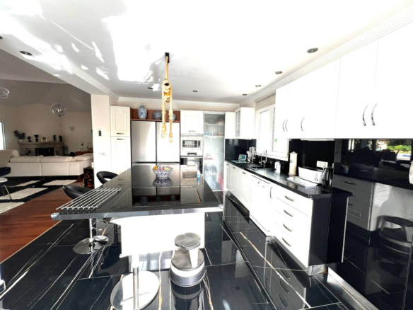 Villa for sale in Mijas