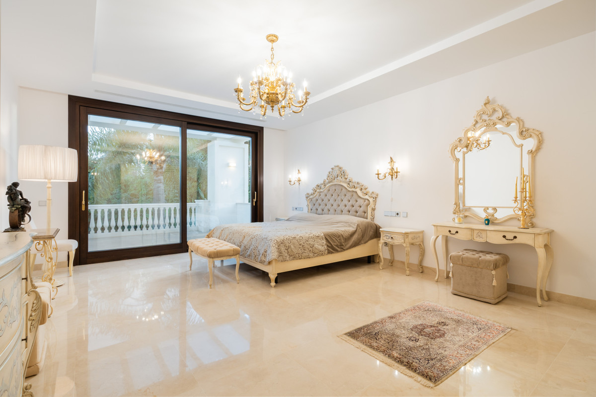 New Villa for sale in Estepona