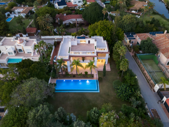 New Villa for sale in Estepona