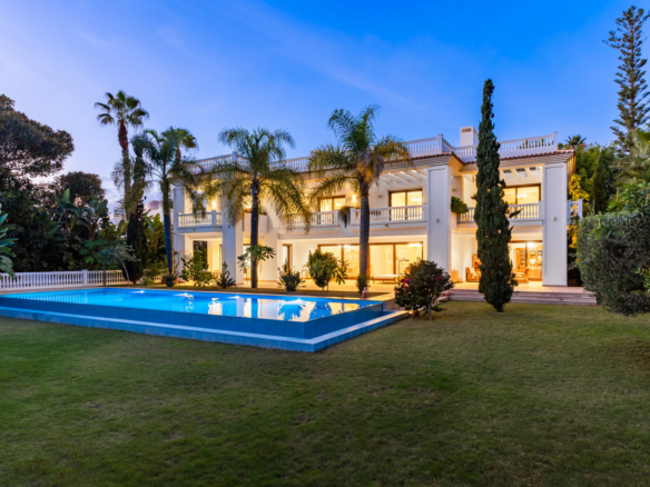 New Villa for sale in Estepona