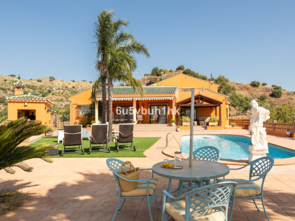 Finca for sale in Almogía