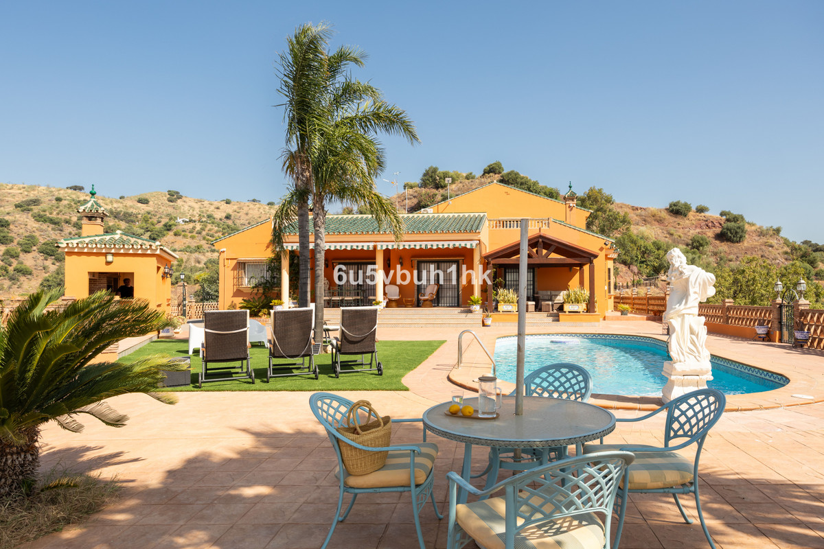 Finca for sale in Almogía