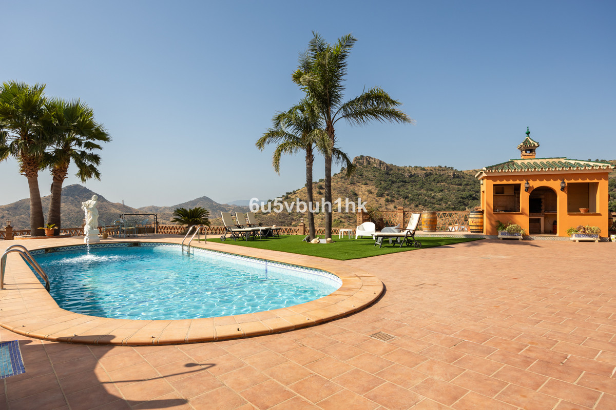 Finca for sale in Almogía