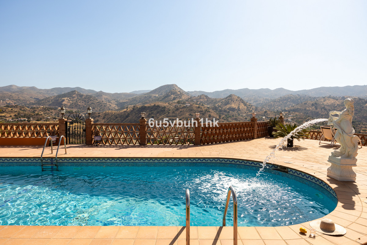 Finca for sale in Almogía