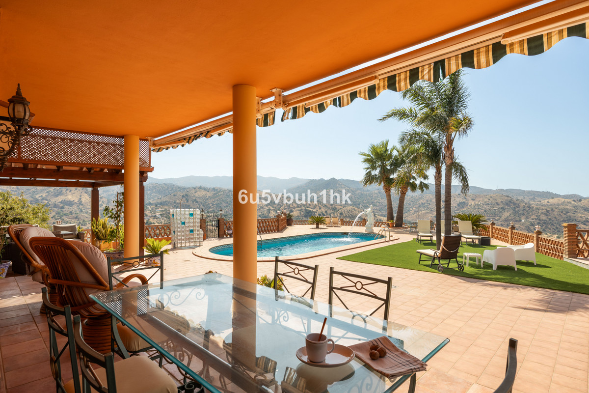 Finca for sale in Almogía