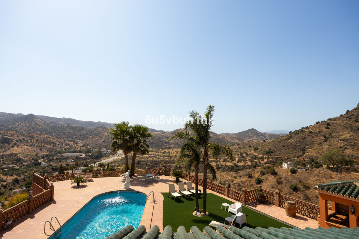 Finca for sale in Almogía
