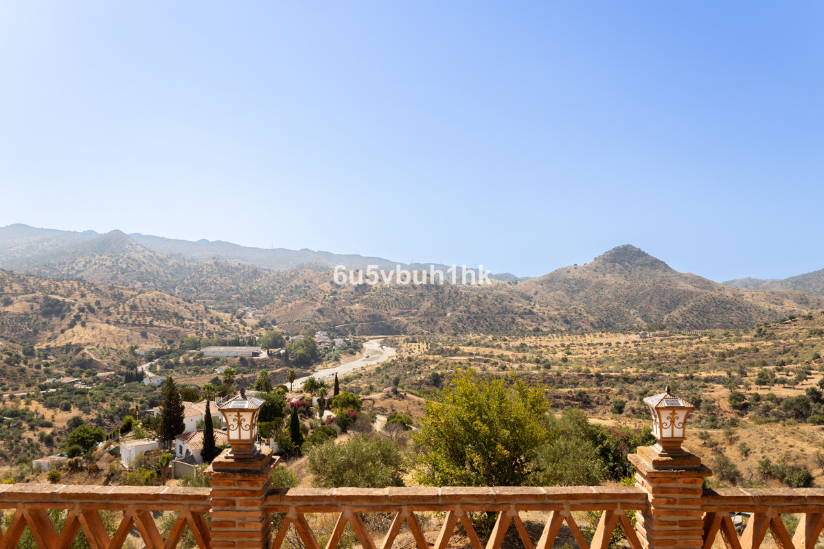 Finca for sale in Almogía