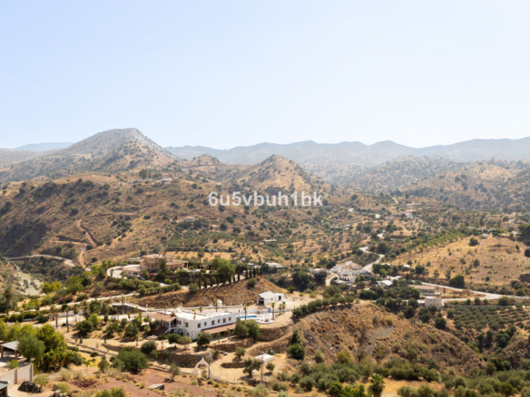 Finca for sale in Almogía