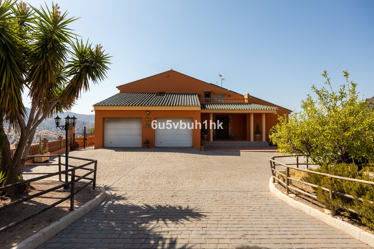 Finca for sale in Almogía